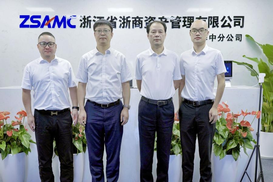 16615145532502589Zym.jpg 合影 (2)-官網(wǎng)內(nèi)頁(yè).jpg